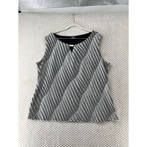 Cocomo Woman Sleeveless Top - Black & White Print Keyhole Neckline‎